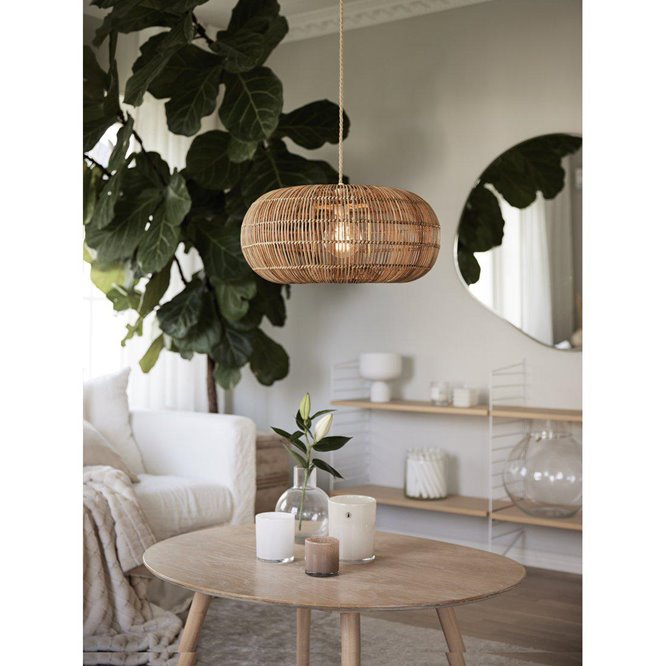 Rattanowa lampa kula Zuri naturalna 51cm nad stołem